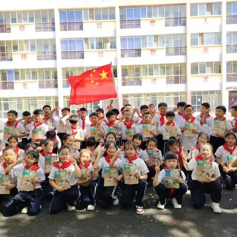 诵古诗经典 做强国少年——蒲东街道实验小学二（5）班课桌舞表演