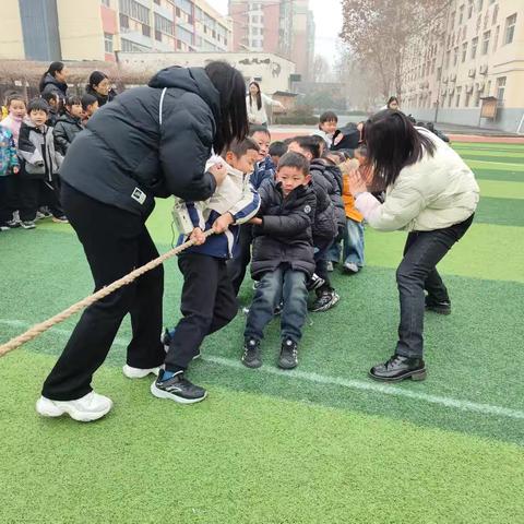 记录冬季拔河比赛的欢乐时光