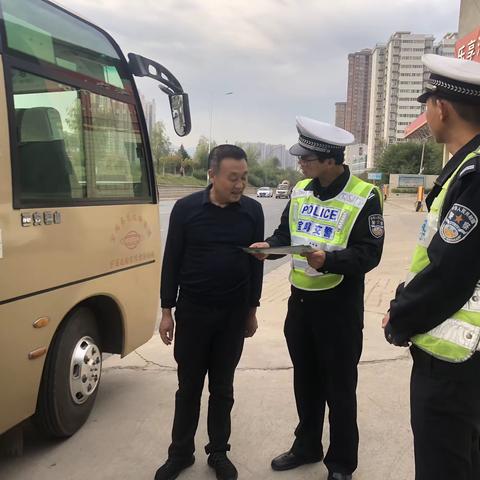 金台交警大队紧抓客车安全不放松