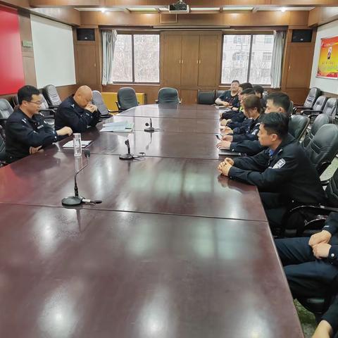 东风路中队召开全体民辅警纪律作风教育整顿暨清明节安保部署会