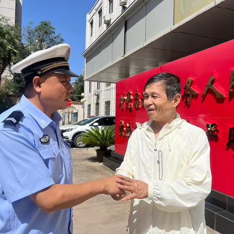 晚高峰中的生命守护 ——暖心辅警“多问一句”救下七旬老人