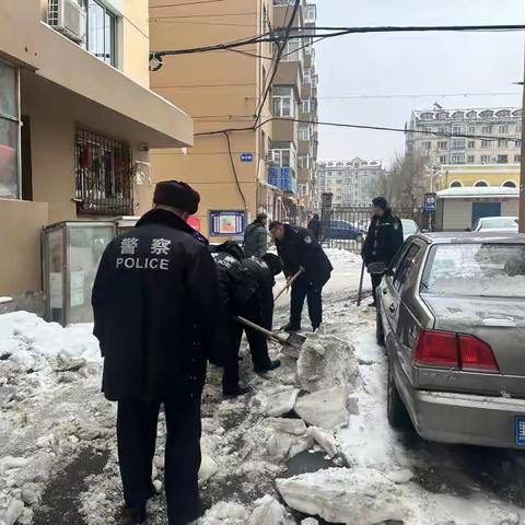 闻雪而动   志愿同行--安埠街道红街社区联合兴华小学及香坊交警队开展清冰雪志愿服务活动