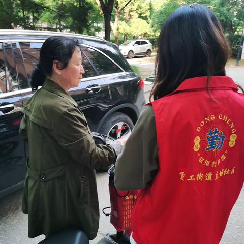 【重工东城“邻里有温度”发一张卡片】东城社区深度走访发放便民卡做百姓“贴心人”