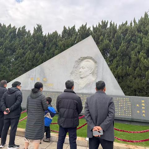 新余市江苏商会党支部赴胡耀邦陵园开展红色党建学习活动