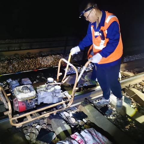 集中修施工之外，我们挑灯夜战