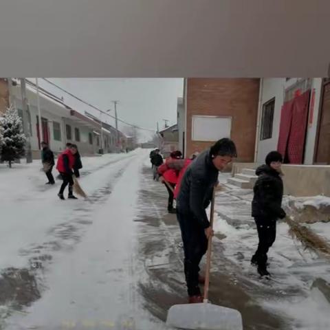 冬日暖人心，扫雪我先行