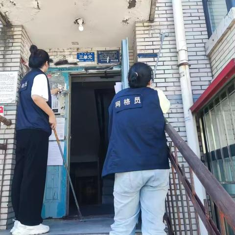 工农街道美晨社区持续开展环境整治攻坚大会战“美化环境大清扫”清理小广告活动