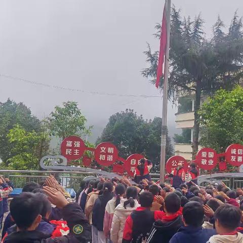 歹鲁小学秋季学期升旗仪式暨颁奖活动