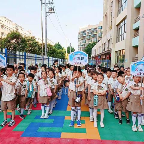 《走进小学，感悟成长》-升龙艺术幼儿园大四班参观小学活动