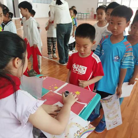 红领巾闯关绘童梦 红色基因薪火传