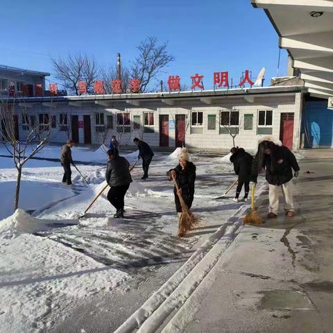 瑞雪满校园，扫雪护安全——阜南小学扫雪记