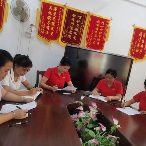 万宁市北大镇中心幼儿园——小课题研究课:《认识茄子的成长过程》