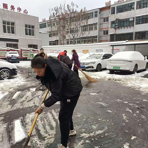 观星社区扫雪忙，方便社区居民天冷情却暖