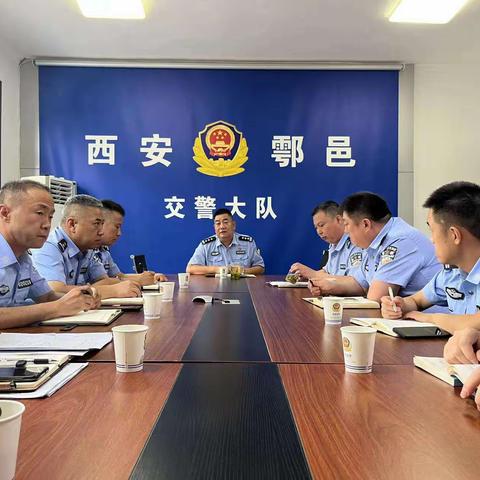 履职尽责  守护平安      ——公安鄠邑分局交警大队以“迅”应“汛”全力筑牢防汛屏障