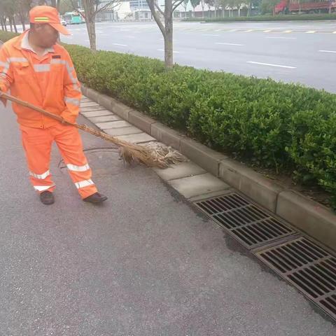 【航天基地城市管理和综合执法局】加大机械化作业 提高环境卫生质量