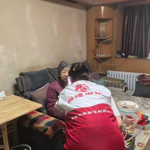 社区网格员贴心服务 助力高龄老人补贴复审