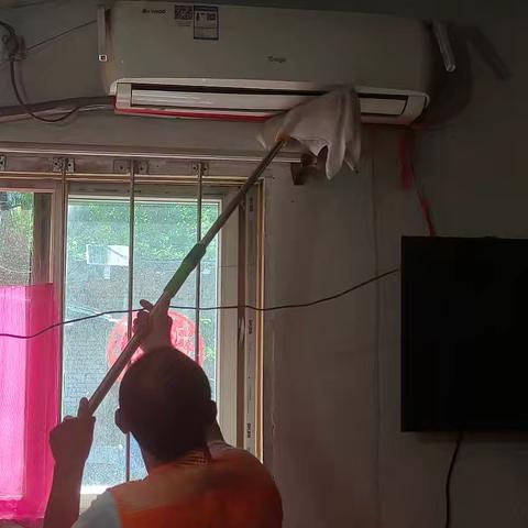 社区联动家政，"空巢"变身"暖巢"——免费清扫服务温暖空巢和独居老人