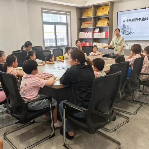 广场社区开展少儿公益硬笔书法课