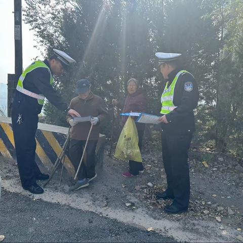 金台交警“美丽乡村行”  筑牢冬季农村道路交通安全防线