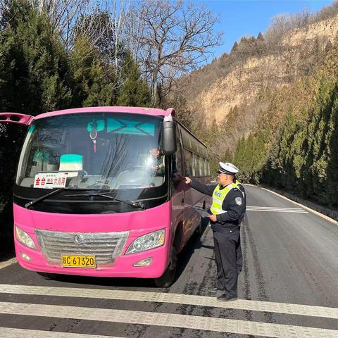 “一盔一带”交警普及交规零距离