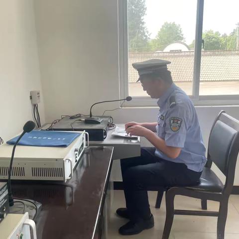 金台交警“大喇叭”宣传进农村