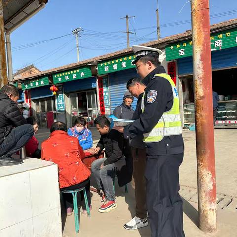 金台交警进农村“话”安全