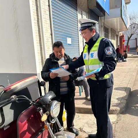 交警进农村 安全伴民心