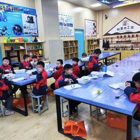 洛龙区第一实验小学安乐校区多创机器人初级社团学生风采