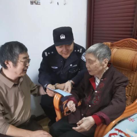 九旬奶奶腿脚不便 派出所暖心送证上门
