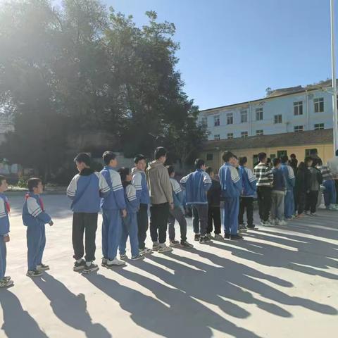 温馨义剪进校园 志愿服务情暖心--榆盘九年制学校开展公益理发进校园活动
