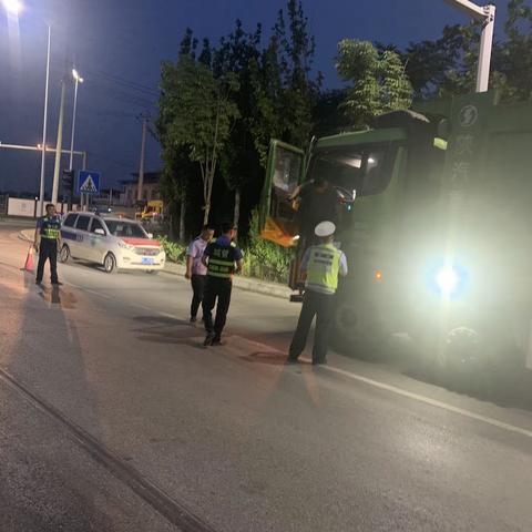 生态环境高陵分局联合公安交警大队开展机动车尾气联合执法检查工作