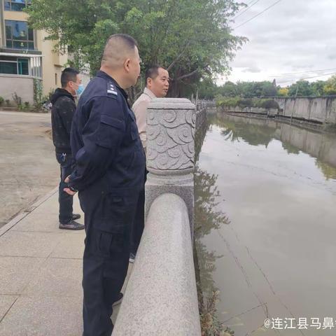 马鼻镇河长办联合河道警长开展巡河