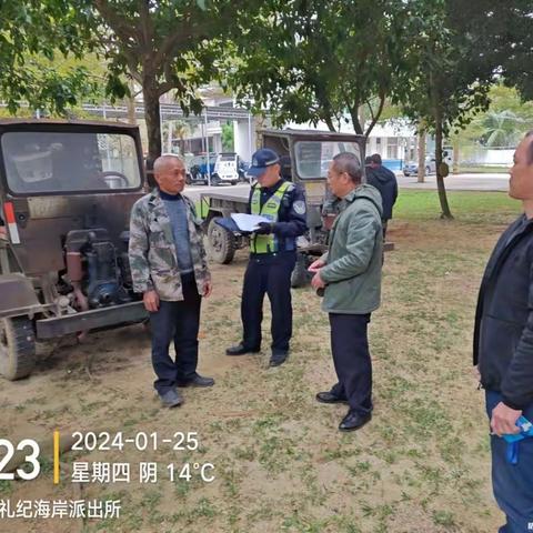 万宁市“警农”联合开展岁末年初农机道路交通安全整治行动