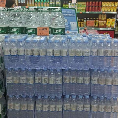 民意中百仓储烟酒区自有品牌陈列