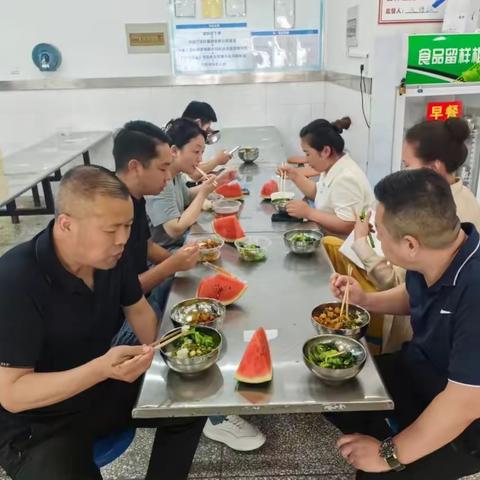携家校之手 筑食安防线——郑州市中原区回民中学开展校园膳食监督家长委员会代表陪餐活动