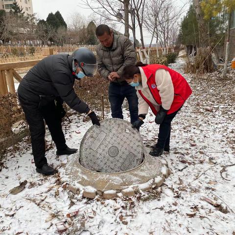 英雄南路街道西南城社区：快速疏通下水道，化解居民“堵”心事