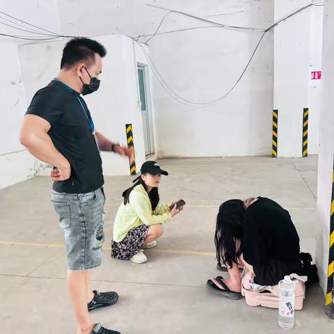 晋美社区帮助流浪人员送往救助站