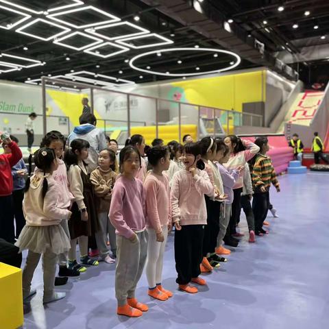 “我运动，我快乐”2112班娃儿蹦床公园一起长大的幸福！