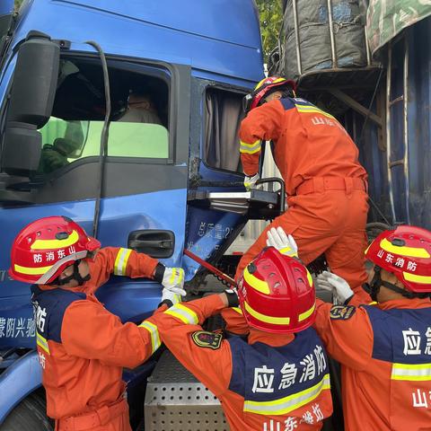 闻警即动——仁和特勤消防救援站成功处置一起车祸救援（副本）