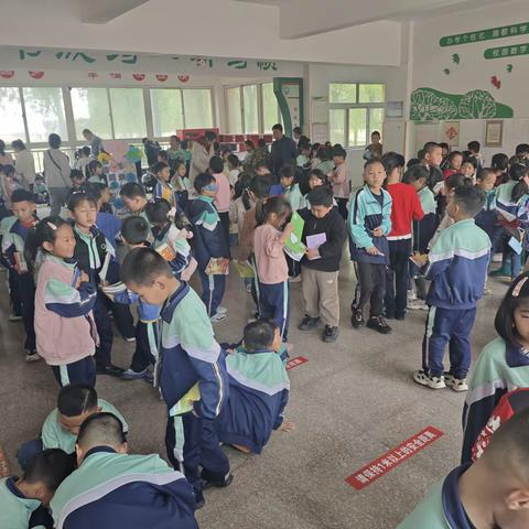 【全环境立德树人】阅读滋养心灵 书香点亮人生---石桥子学校小学部举行图书大集暨亲子共读共写经验交流会