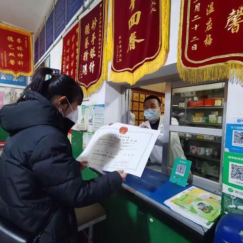 窗口人员化身“快递员”雪中送证显真情