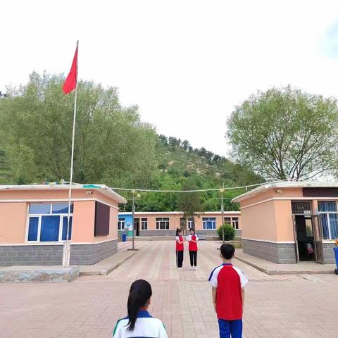 清风岭镇老窝铺小学“国旗下普法 做守法好少年”主题升旗仪式