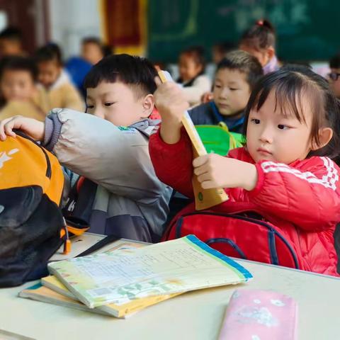 巧手“慧”整理，劳动我最行——水冶镇第一实验学校一年级整理书包实践活动