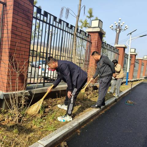 秋扫落叶 美化校园 ——抚松县万良镇中学“小手拉大手 齐心创‘三城’”秋扫落叶主题党日活动