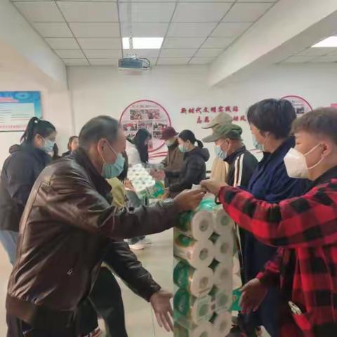 新春街道通顺社区联合西五小学开展困难群众慰问活动