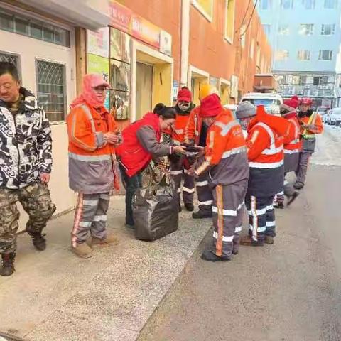 新春街道通顺社区开展为环卫工人送温暖活动