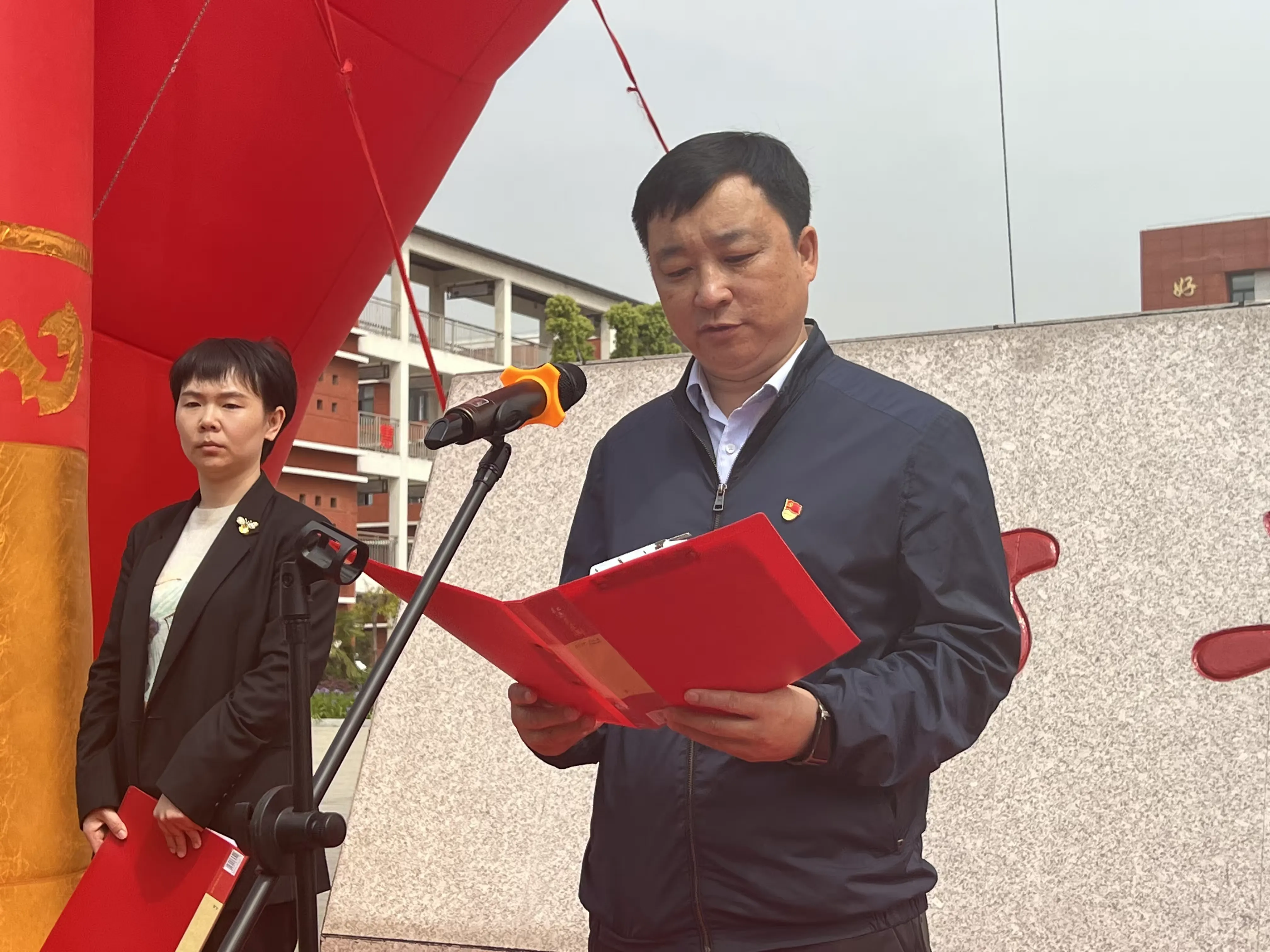 第一项议程县委书记王景育,县委常委,组织部长宋罡及县委办,龙山街道