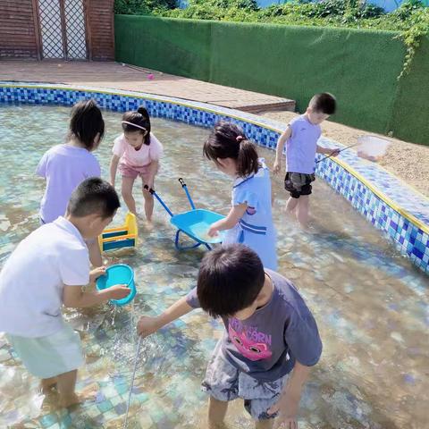 中二班沙水池里的欢乐时光