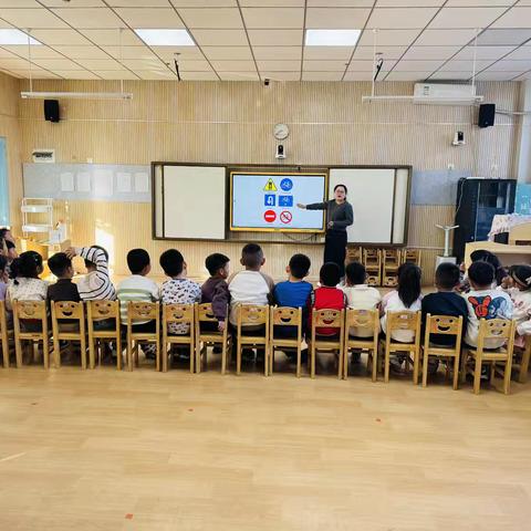 交通安全日主题活动：安全“童”行，从认识标志开始