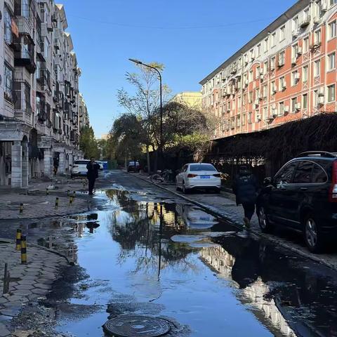 新华社区修复破损路面消除安全隐患